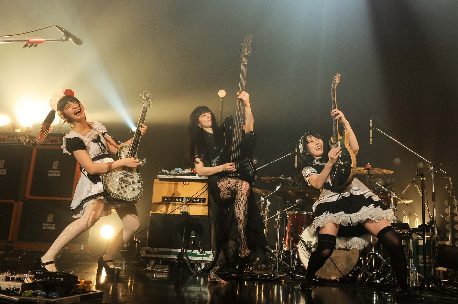 左から小鳩ミク（Vo, G）、MISA（B）、KANAMI（G）。（photo by MASANORI FUJIKAWA）