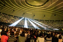 トロッコに乗り客席を進むDa-iCE。（Photo by Nozomi Nakajyo）