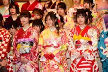 左から荻野由佳（NGT48チームNIII）、込山榛香（AKB48チームK）、朝長美桜（HKT48チームKIV）。