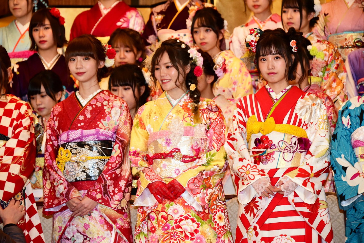 左から荻野由佳（NGT48チームNIII）、込山榛香（AKB48チームK）、朝長美桜（HKT48チームKIV）。