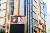 東京・タワーレコード渋谷店の街頭に掲出されたYUKIの新ビジュアル。