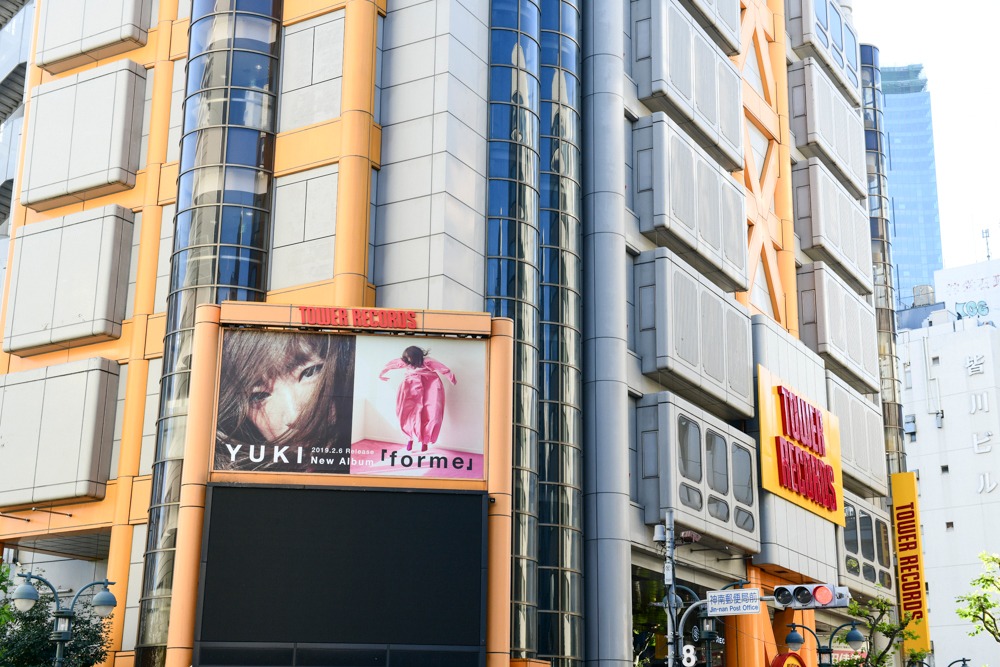 東京・タワーレコード渋谷店の街頭に掲出されたYUKIの新ビジュアル。