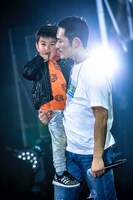 響くんを抱きかかえる般若。（撮影：HayachiN）