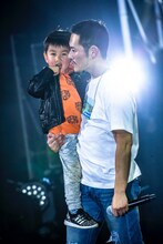 響くんを抱きかかえる般若。（撮影：HayachiN）