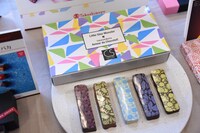 「アムール・デュ・ショコラ×Little Glee Monster 限定ショコラBOX」の中身。