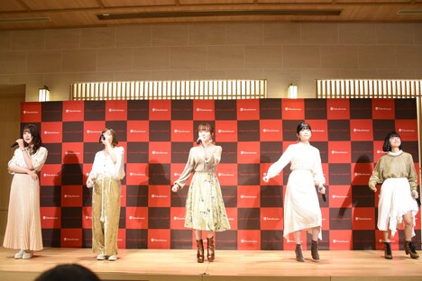 「アムール・デュ・ショコラ」のキャンペーンソング「ハピネス」を歌唱するLittle Glee Monster。