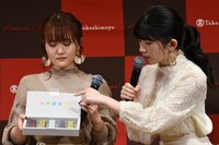 左から芹奈、manaka。