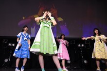 ライブ序盤から泣いてしまう関口なほ。