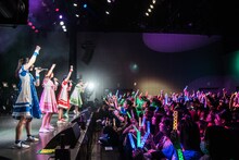 「VILLAGE VANGUARD presents 神宿全国ツアー2018-2019神が宿る場所～お控えなすって神宿でござる～」最終公演の様子。