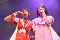 肩を組む一ノ瀬みか（左）と小山ひな（右）。