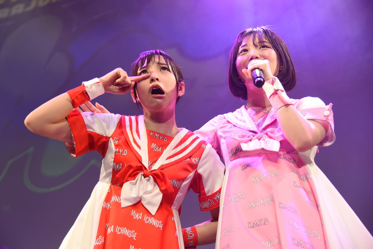 肩を組む一ノ瀬みか（左）と小山ひな（右）。