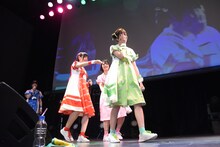 ステージ中央に押し戻される関口なほ。