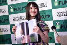 写真集のお気に入りのカットを見せる渡邉美穂（けやき坂46）