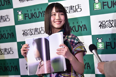 写真集のお気に入りのカットを見せる渡邉美穂（けやき坂46）
