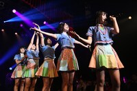 虹のコンキスタドール「全国征服！5th Anniversary レインボウツアー」神奈川・CLUB CITTA'公演の様子。（写真提供：キングレコード）