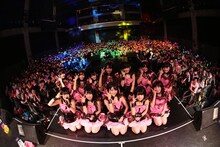 虹のコンキスタドール「全国征服！5th Anniversary レインボウツアー」神奈川・CLUB CITTA'公演の様子。（写真提供：キングレコード）