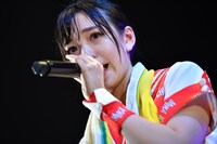 目に涙を溜めて歌う一ノ瀬みか。