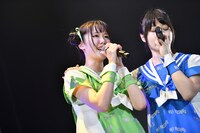 関口なほ（左）に寄り添う羽島めい（右）。