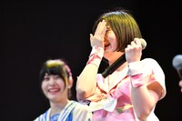 MC中も涙が止まらない小山ひな。