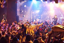 カメの浮き輪と一緒にクラウドサーフする眉村ちあき。（Photo by KOHARU）