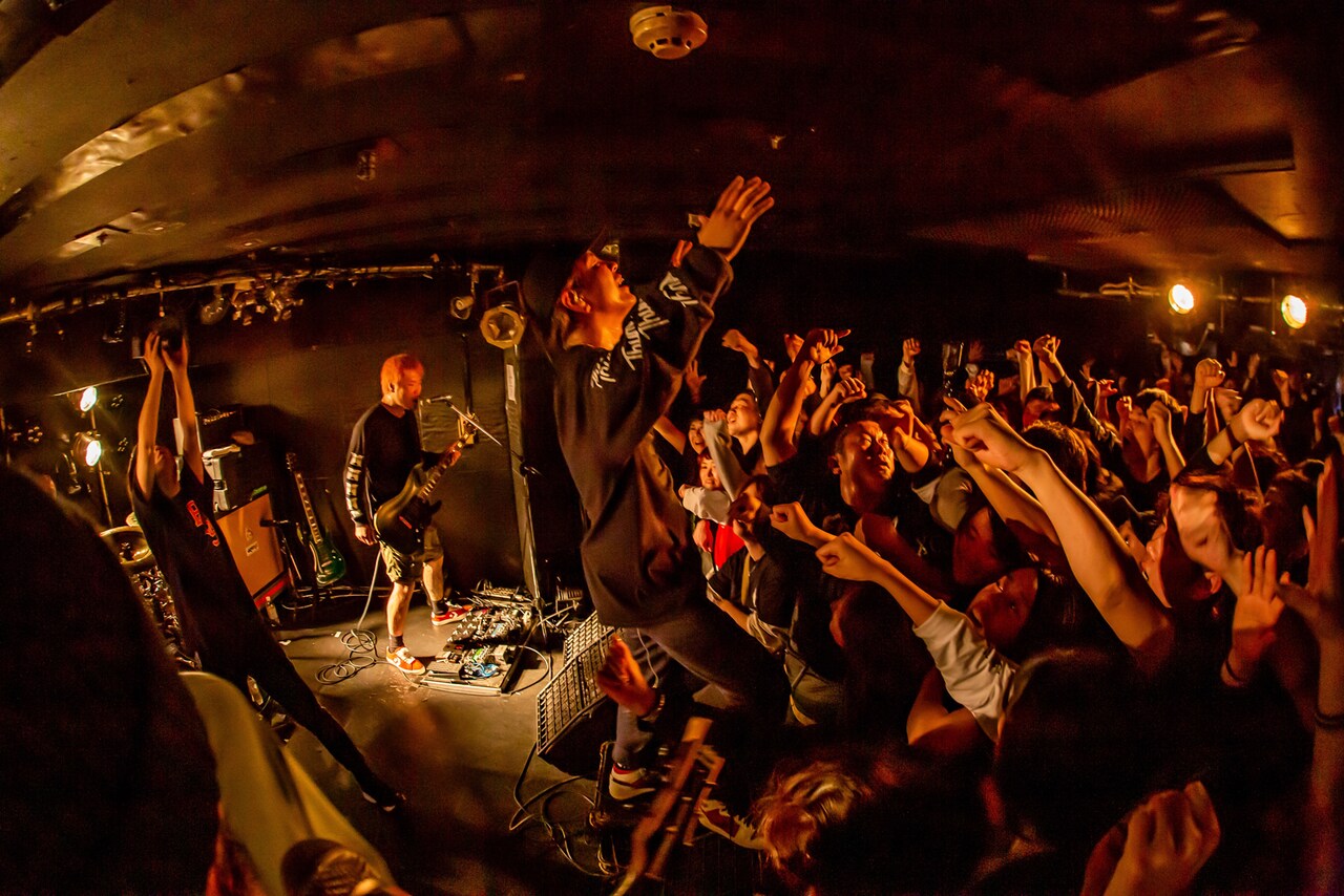 Crystal Lake×SHADOWS、Daisy Barで熱狂ツーマン「こんなドSなイベント最高」