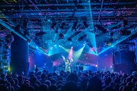 「眉村ちあき 東阪クアトロライブ～眉村ちあき × スーパードラゴンゲスト」東京・渋谷CLUB QUATTRO公演の様子。（Photo by I.ITO）