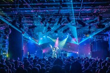 「眉村ちあき 東阪クアトロライブ～眉村ちあき × スーパードラゴンゲスト」東京・渋谷CLUB QUATTRO公演の様子。（Photo by I.ITO）