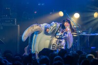 カメの浮き輪を抱えながら歌う眉村ちあき。（Photo by I.ITO）