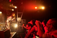 「眉村ちあき 東阪クアトロライブ～眉村ちあき × スーパードラゴンゲスト」東京・渋谷CLUB QUATTRO公演の様子。（Photo by TETSUYA  TSUJI）