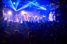 「眉村ちあき 東阪クアトロライブ～眉村ちあき × スーパードラゴンゲスト」東京・渋谷CLUB QUATTRO公演の様子。（Photo by TETSUYA  TSUJI）