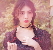 相楽伊織を起用した特集「As a girl」より。