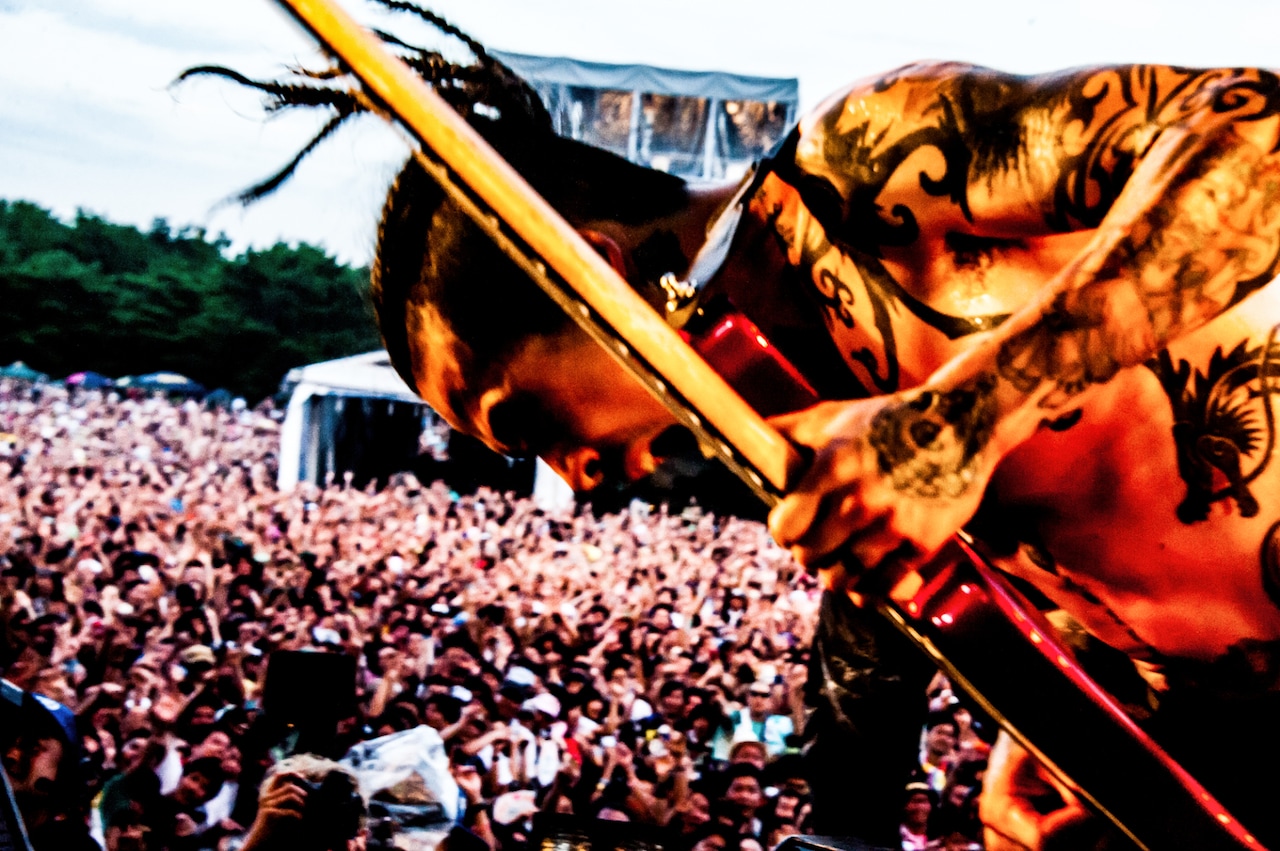 2014年「ROCK IN JAPAN FESTIVAL 2014」で望遠レンズを使用して撮影した上ちゃん（4弦 / マキシマム ザ ホルモン）。