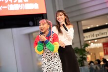 左から青山テルマ、木下優樹菜。（写真提供：ユニバーサルJ）