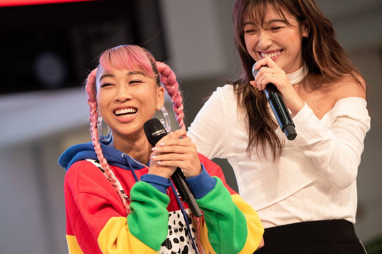 左から青山テルマ、木下優樹菜。（写真提供：ユニバーサルJ）