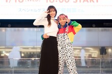 左から木下優樹菜、青山テルマ。（写真提供：ユニバーサルJ）