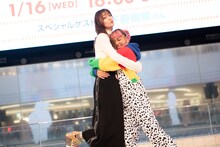 左から木下優樹菜、青山テルマ。（写真提供：ユニバーサルJ）