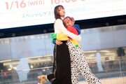 左から木下優樹菜、青山テルマ。(写真提供:ユニバーサルJ)
