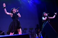 「さかさまの世界」を歌う寺田葵（左）と岡田夢以（右）。