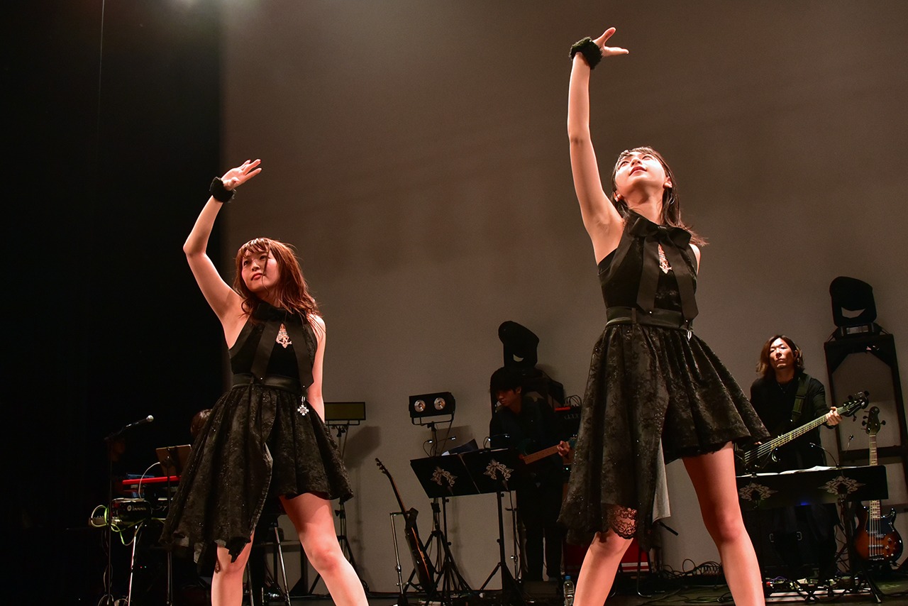 「PAINT GIRL」を披露する松井さやか（左）と塩川莉世（右）。