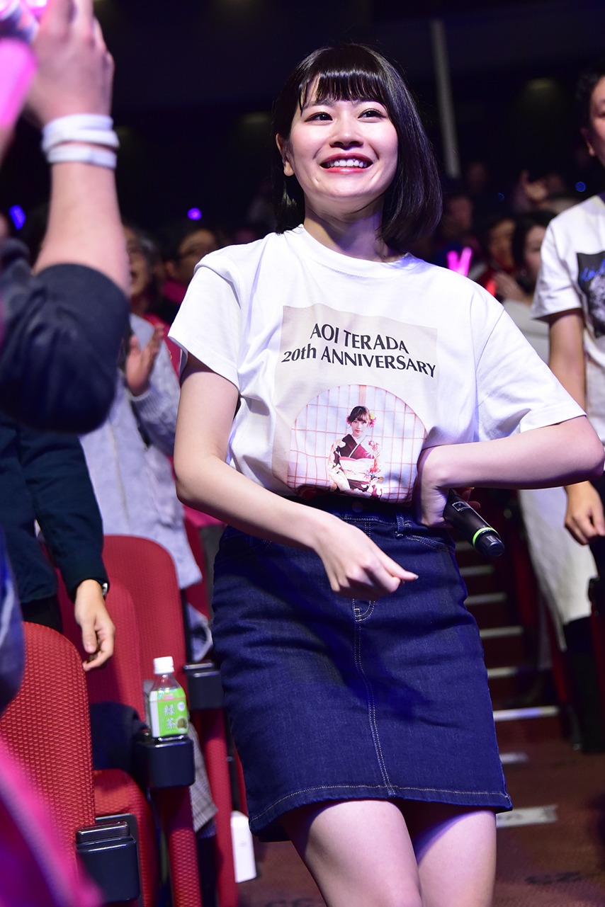 振り袖姿の写真がプリントされたTシャツを着た20歳の寺田葵。