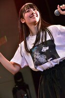 自身のモノクロ写真がプリントされたTシャツを着た岡田夢以。