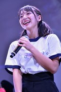 「しおまる。」と書かれた体操着風のTシャツを着た塩川莉世。