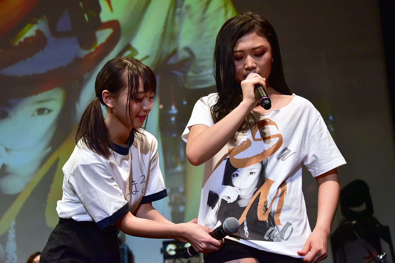 渚まお（右）のTシャツを広げる塩川莉世（左）。