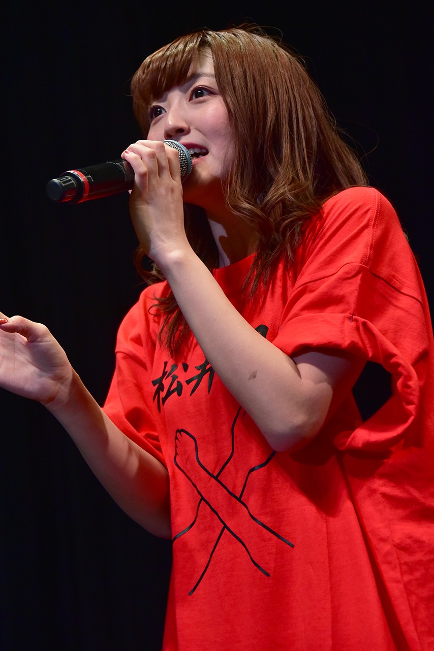 “松井組”Tシャツを着た松井さやか。