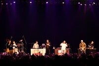 ORIGINAL LOVEとPUNPEEのステージの様子。（撮影：工藤ちひろ）