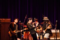 ORIGINAL LOVEとサニーデイ・サービス（撮影：工藤ちひろ）。