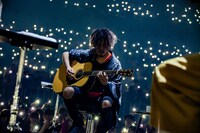 アコースティックギターを演奏するNob（B）。（Photo by TAKASHI KONUMA）