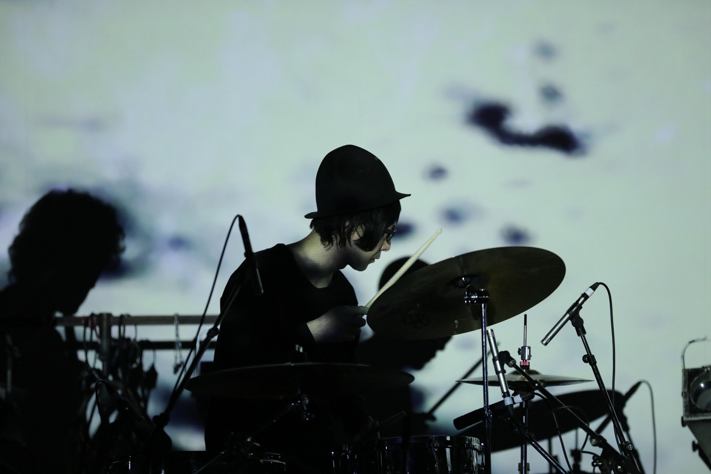 秋山タカヒコ（Dr / downy）（Photo by Ayumi Saruya, Yosuke Torii）