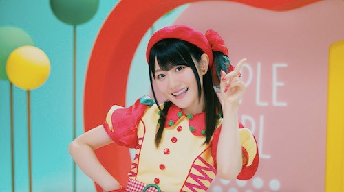 小倉唯「アップル・ガール」ミュージックビデオのワンシーン。