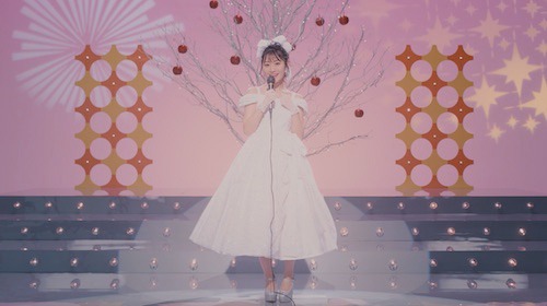 小倉唯「アップル・ガール」ミュージックビデオのワンシーン。